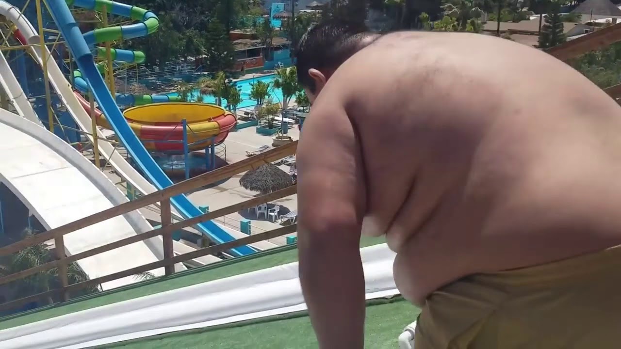 Gordo se avienta en la piscina 🏊‍♀️ En Video Hd