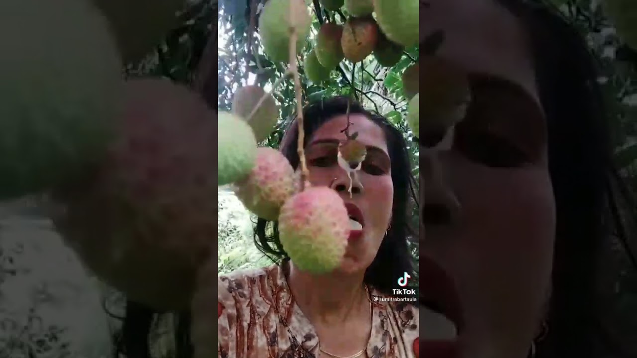 Gorgeous Indian Bhabhi romantic way of eating fruit 😜😍. Subscribe for more videos