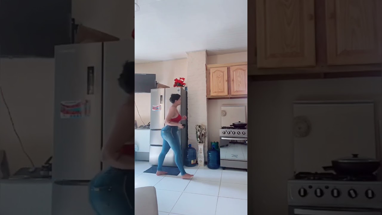 Gostosa de calça jeans arrumando a cozinha 💙❤️💙❤️