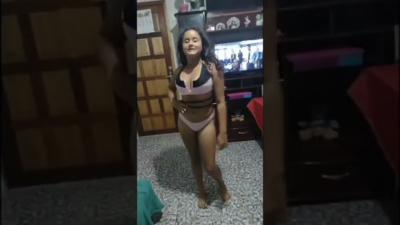 gostosa de calcinha e sutiã
