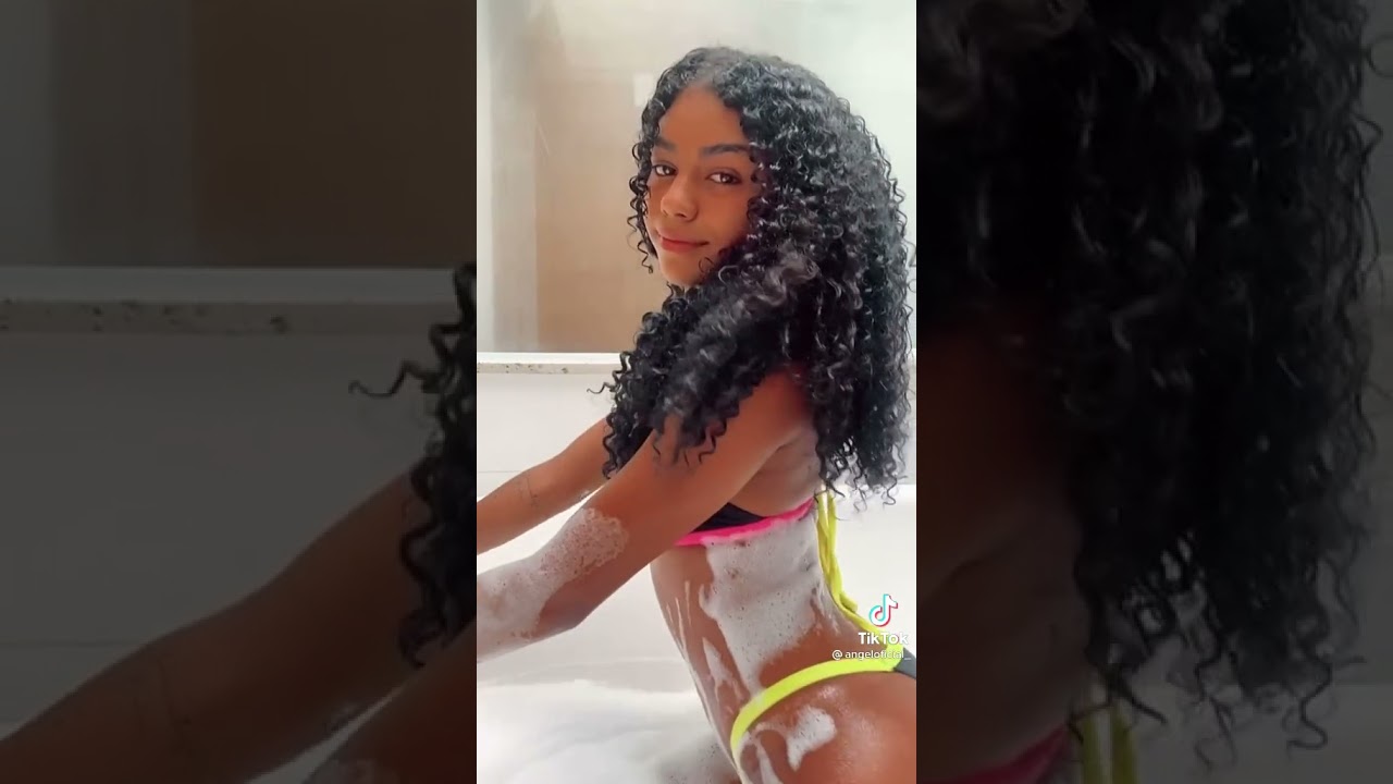 Gostosa tomando banho pelada😝