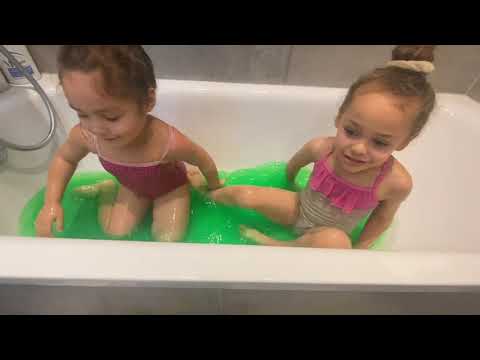 GREEN SLIME BATH | Vivi, Sav & Ray Ray