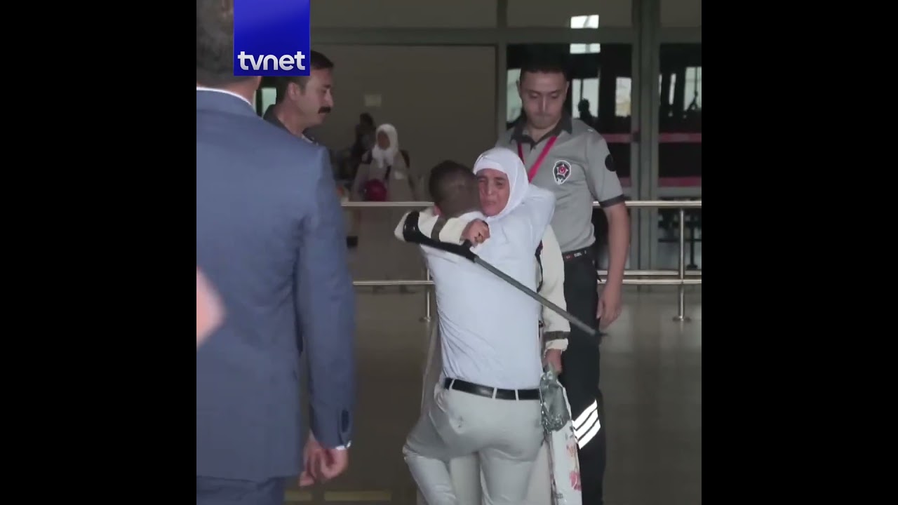 Hacdan dönen anne ve babasını ayaklarına kapandı #haber #gündem