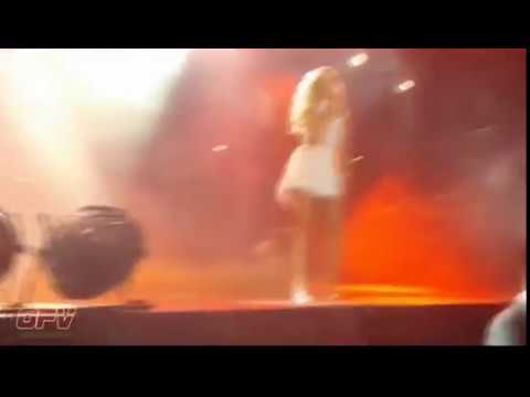 HADİSE  Konser Sarışınım Beyaz Mini Uçuşan Etekler
