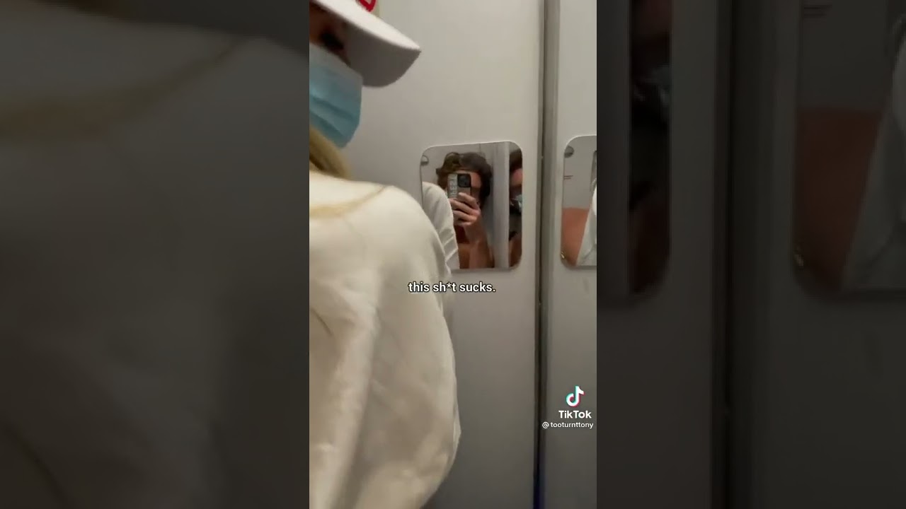 Hahahah clapping in the bathroom