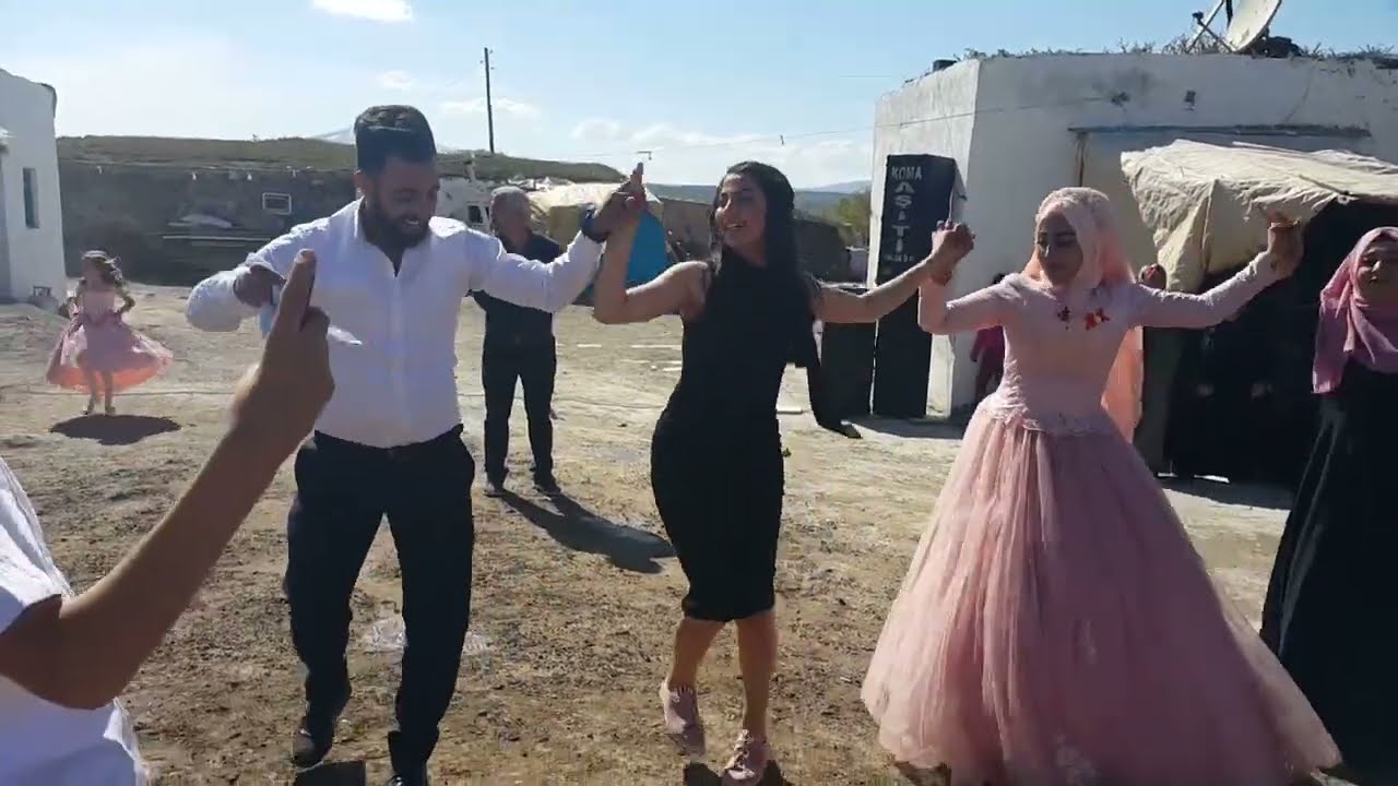 Halay Başındaki Kıza Dikkat