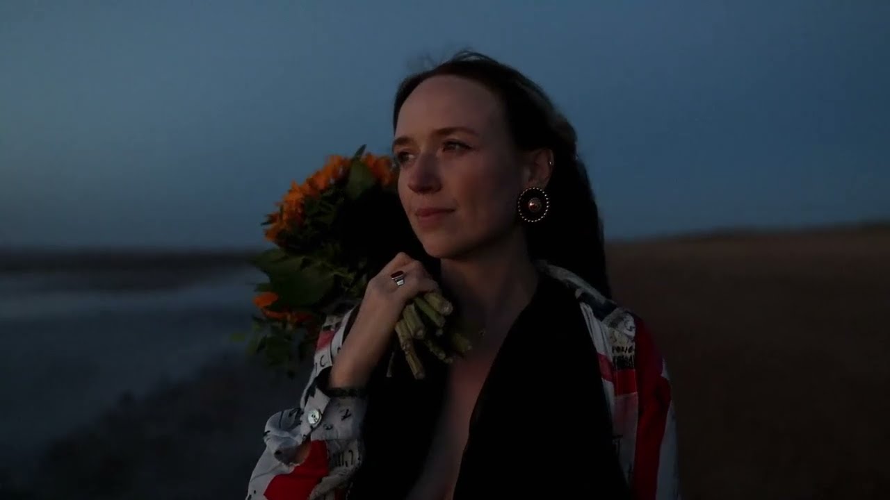 Hannah Lou Clark - Radio Silence
