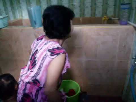 Hari di rumah lagi cuci baju celana kaos kaki di kamar mandi