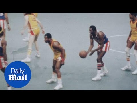 Harlem Globetrotter legend Meadowlark Lemon in action in 1977 - Daily Mail