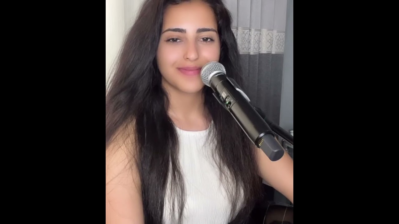 Hazal Kara güzel saz çalıyor