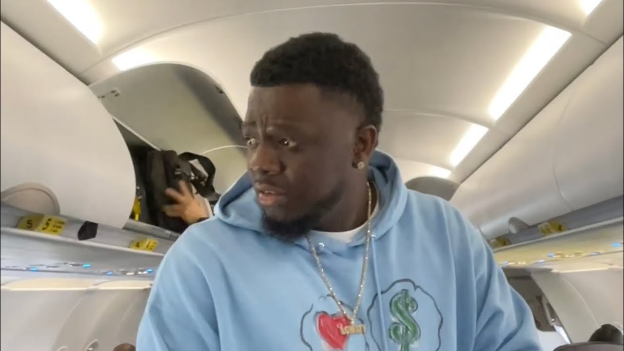 He flew first class on spirit but put his girl in the back of the plane 😳😳