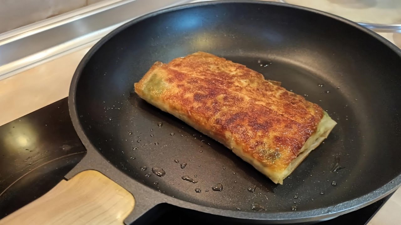 Healthy breakfast with eggs, cheese, spinach and yellow cheese. Filo pastry recipe.