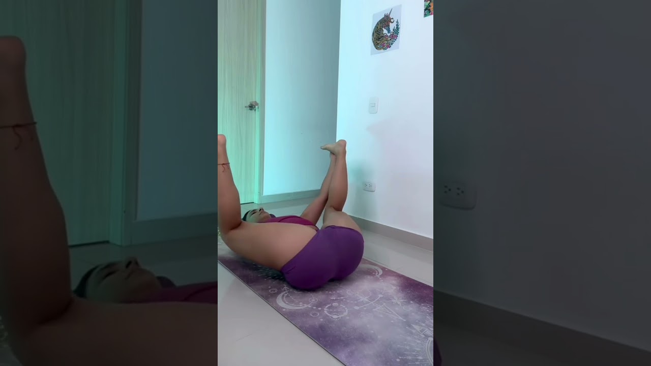 Helena Costelo praticando yoga de shortinho 🔥