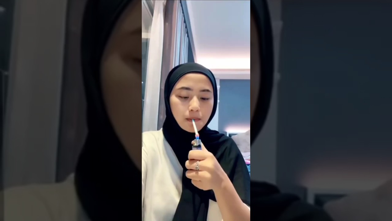 Hijab girl is smoking  🚬🤲 😭astagfirullah #hijab #shorts🤣Muslim girls smoking  🚬🕋🚬🤦#viral