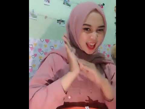 Hijaber gemas di kos kosan pengen di temenin
