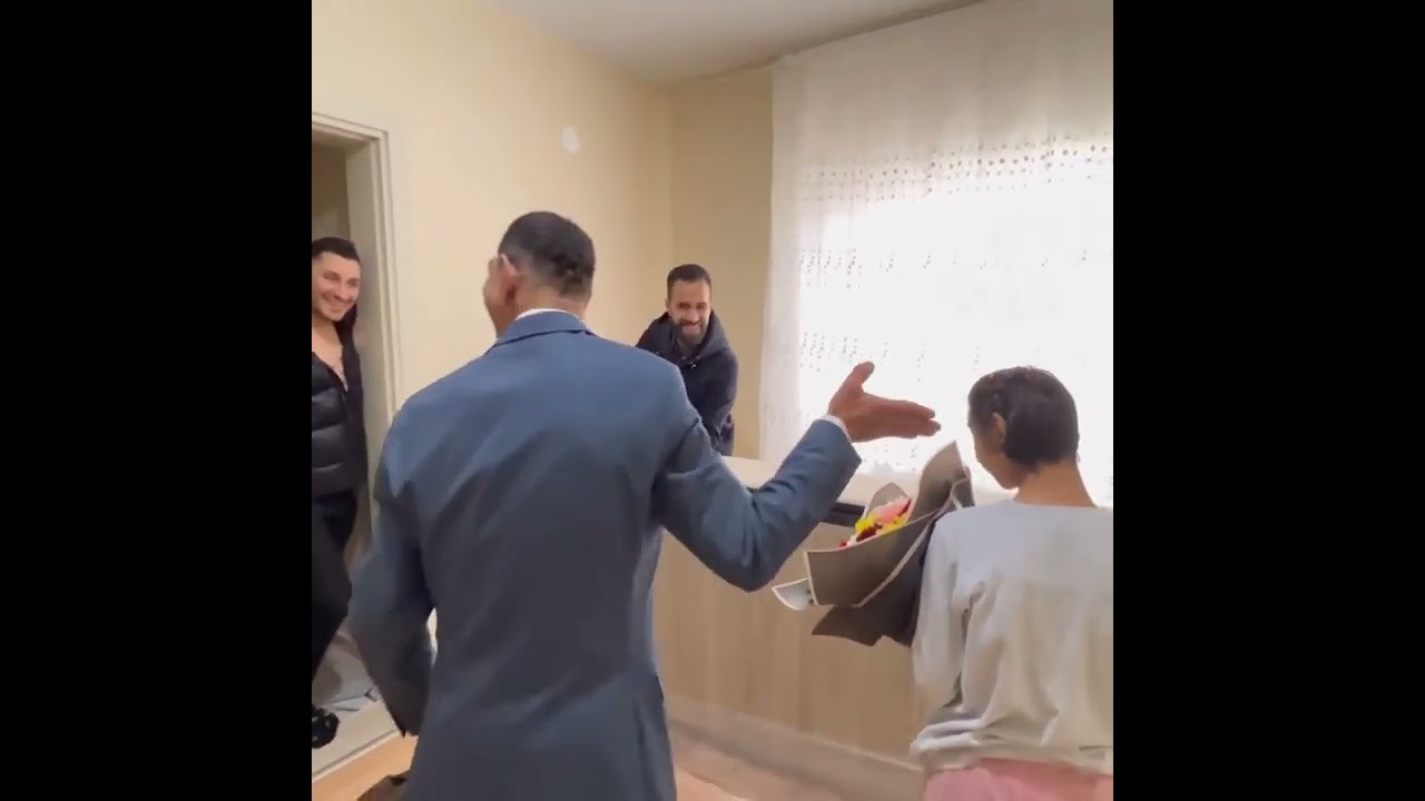 Hiko Baba engelli kıza bakıp gülüyor