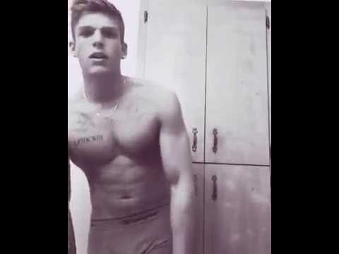 Homem tirando a roupa /