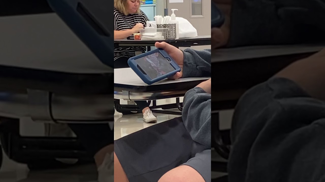 HOMIE WATCHING FNAF MANGLE VORE!?!!??🤢🤮🤮🦊👩🏻‍🌾