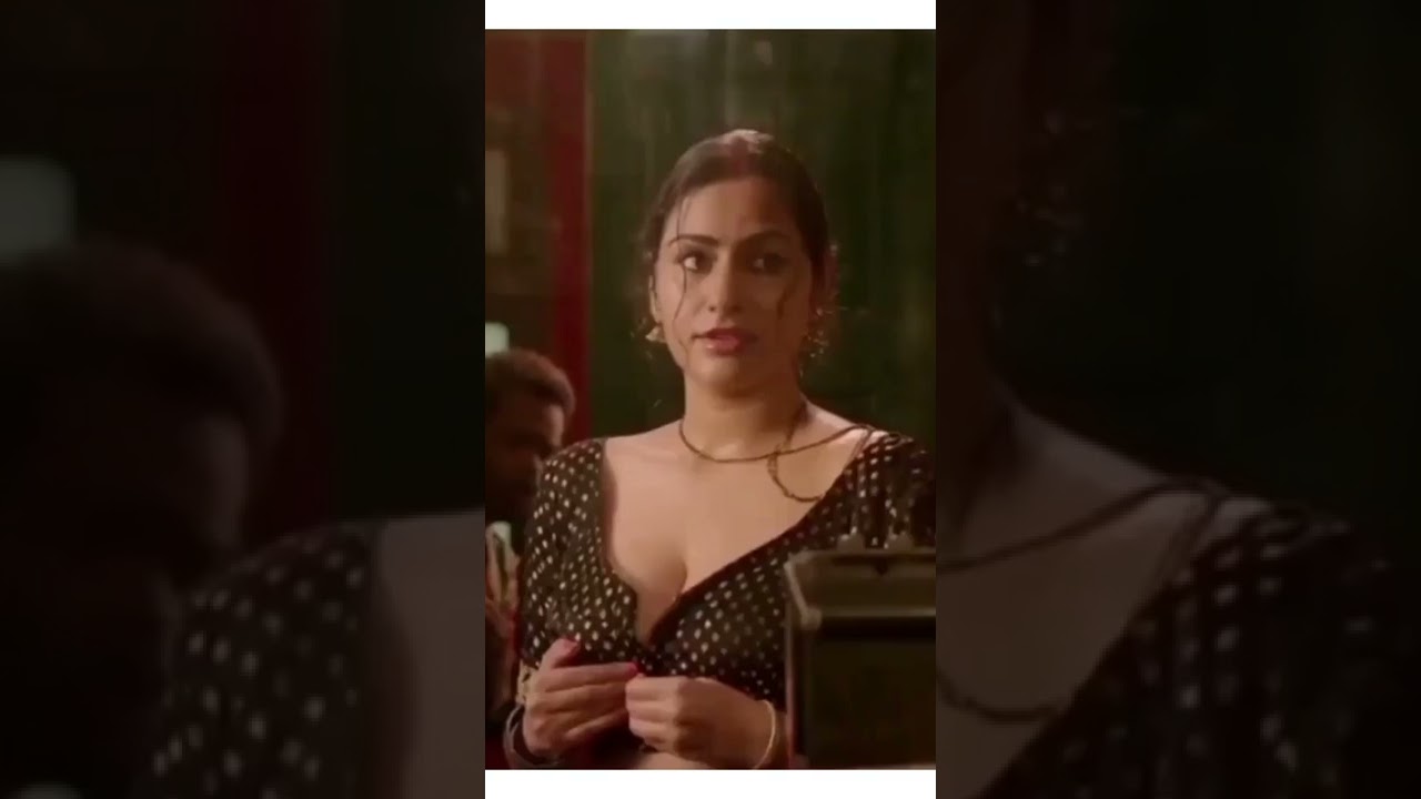 HOT BHABI IN HEAT REMOVE HER BLOUSE #backlessblouse #shorts #backless