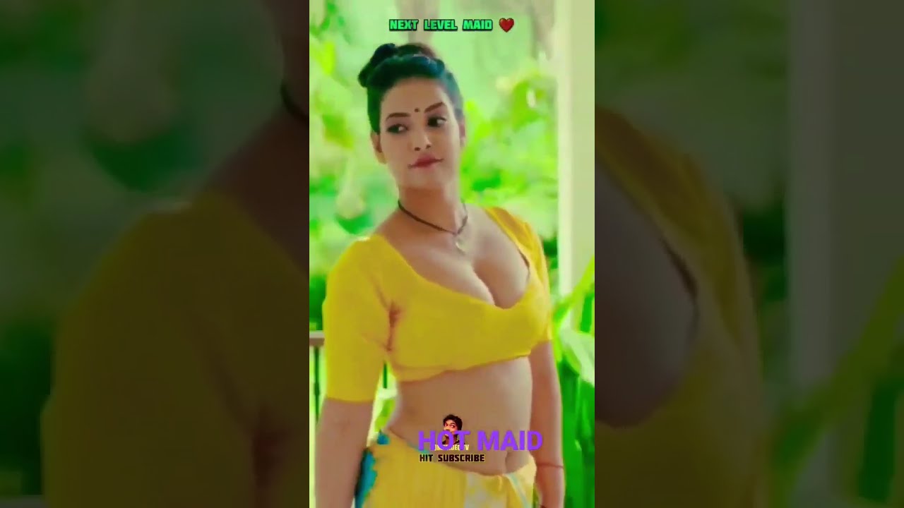 #hot desi maid in #blouse saree,#boobs showing