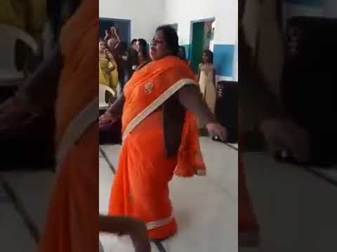 Hot Fat Aunty Dancing in Saree