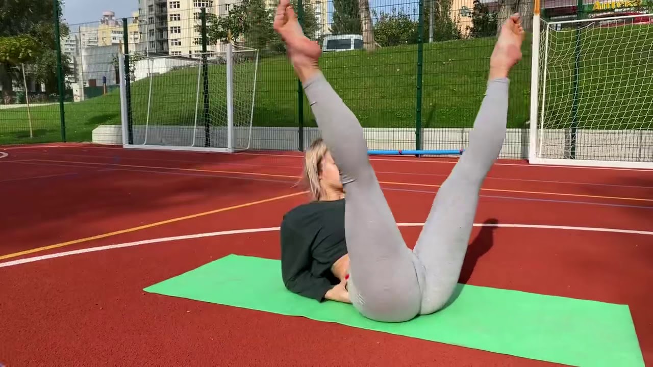 HOT GIRL SHOWS YOGA POSITION FOR HIP | ÇEKİCİ KADIN KALÇA İÇİN YOGA POZİSYONU GÖSTERİYOR | 🧘‍♀️