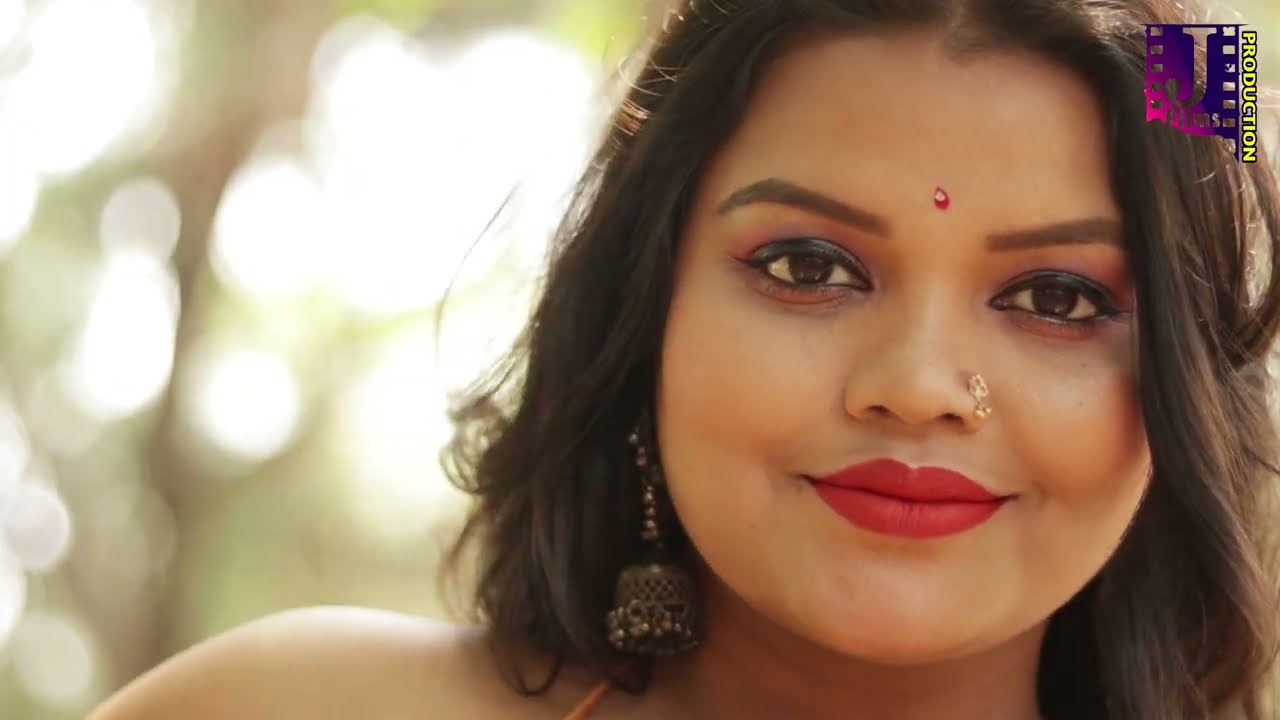 Hot Indian Model Aditi । Navel Show Saree Shoot । Saree Fashion Shoot । Saree Video Shoot