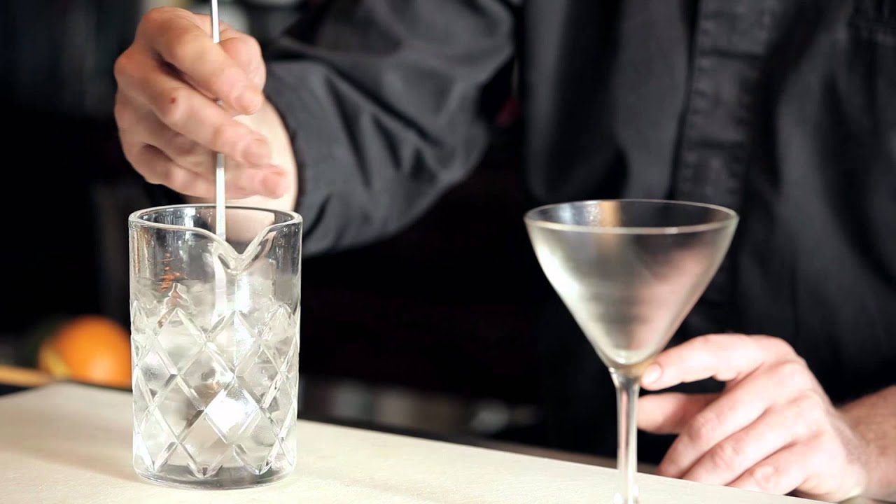 How to Stir a Cocktail - DrinkSkool Bar Techniques