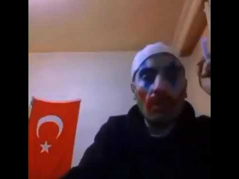 Hüseyin Aktepe Turkish joker sigara yakıyor