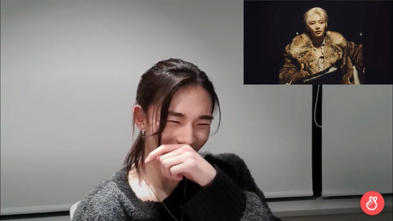 Hyunjin reacting to Maknae On Top (VLIVE 안녕😉)