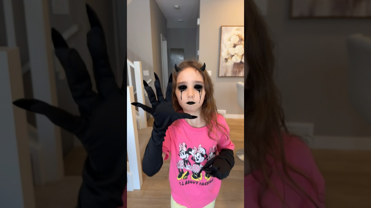 I can see you - daughter scares mom 😱😱🙀 #shorts