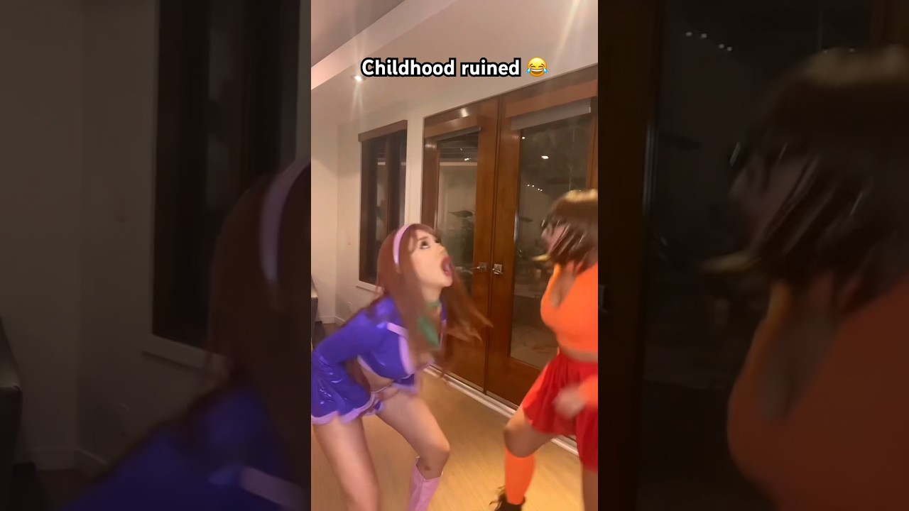 I didn’t know Velma could twerk like that 😂 #halloween #costume #dance