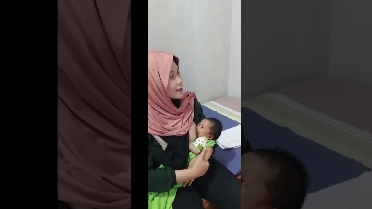 Ibu berjilbab menyusui di kasih tau caranya sama bidan agar puting bisa jadi warna pink ☺️☺️☺️☺️