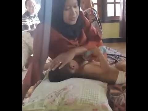 Ibu Cantik Manis Menyusui Anak nya
