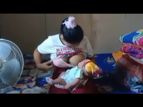 Ibu menyusui bayi lucu