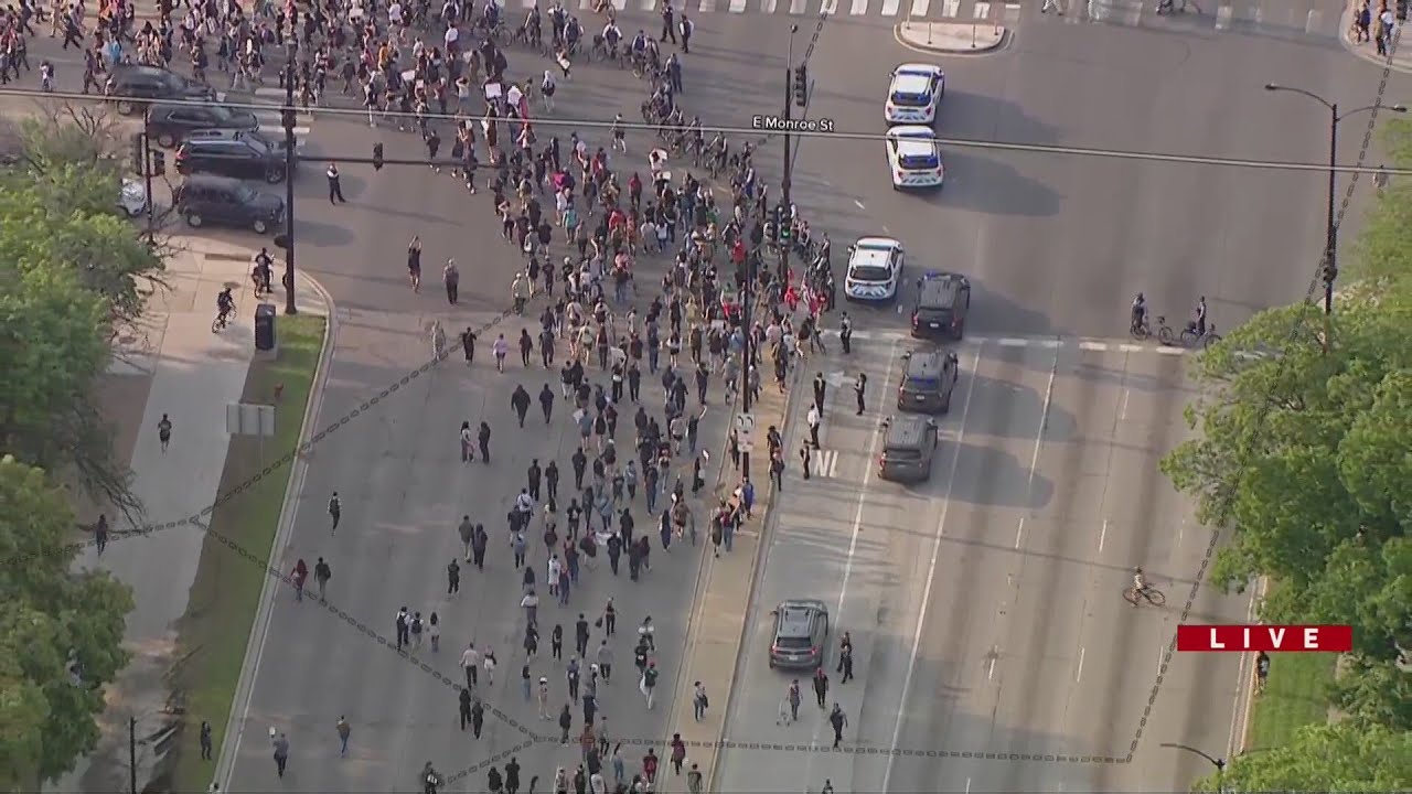 ICE protests moving throughout downtown Chicago