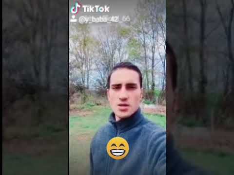 Şişeye  oturan adam