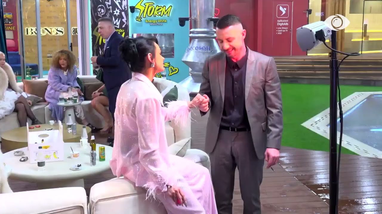Igli përqafon Eglin: U preka jashtë mase kur të pashë aty se edhe unë e kam mamin me probleme