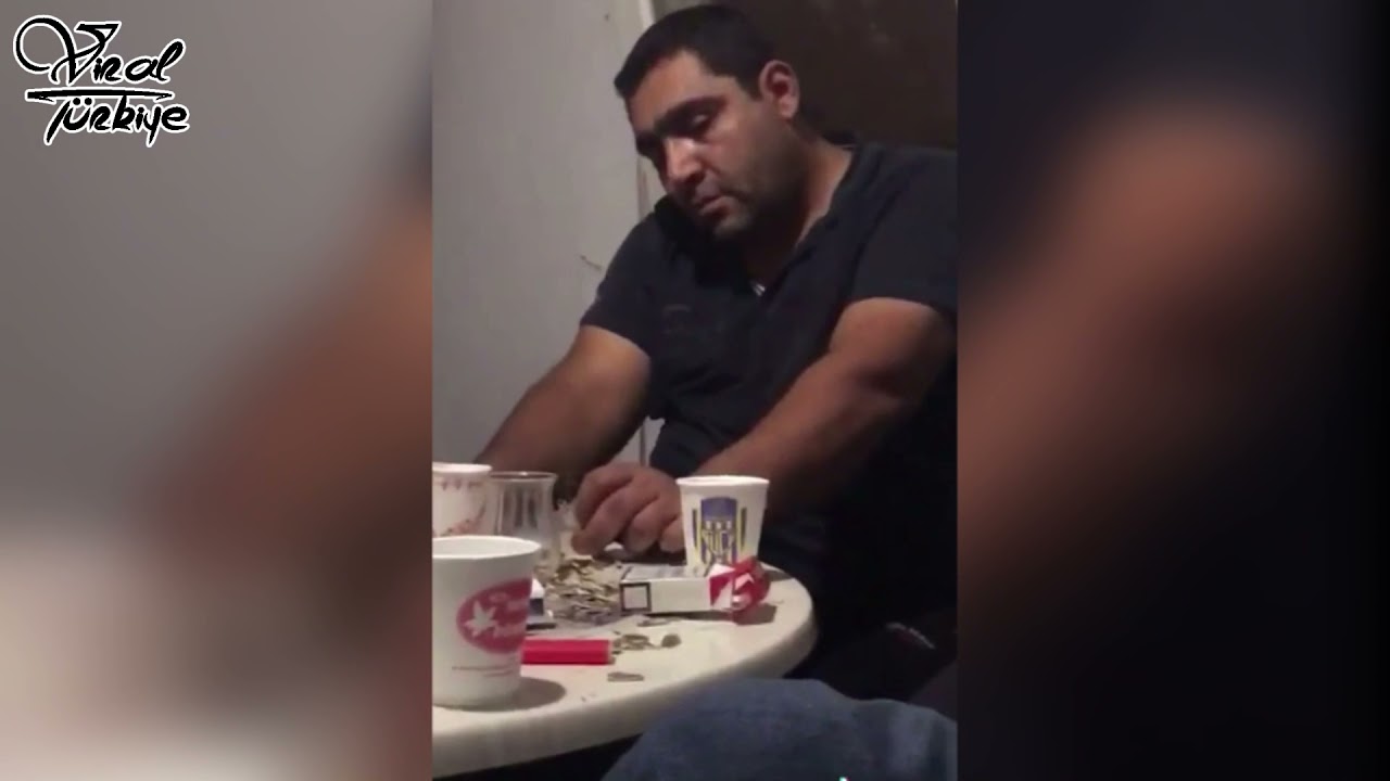 içki masasında şelale gibi kusan adam