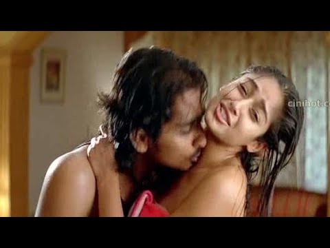 Ileana D'Cruz Hottest Navel Kissing Scenes - Must Watch