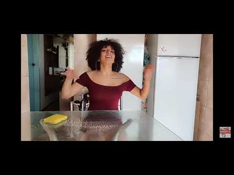 INACREDITÁVEL MULHER LIMPA MESA SEM CAL...