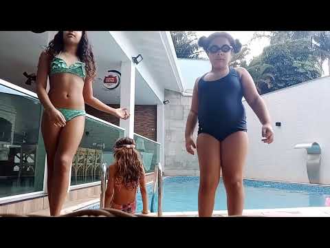 indo na piscina com a minha  prima e a minha irmã - Raissa DEMEIS