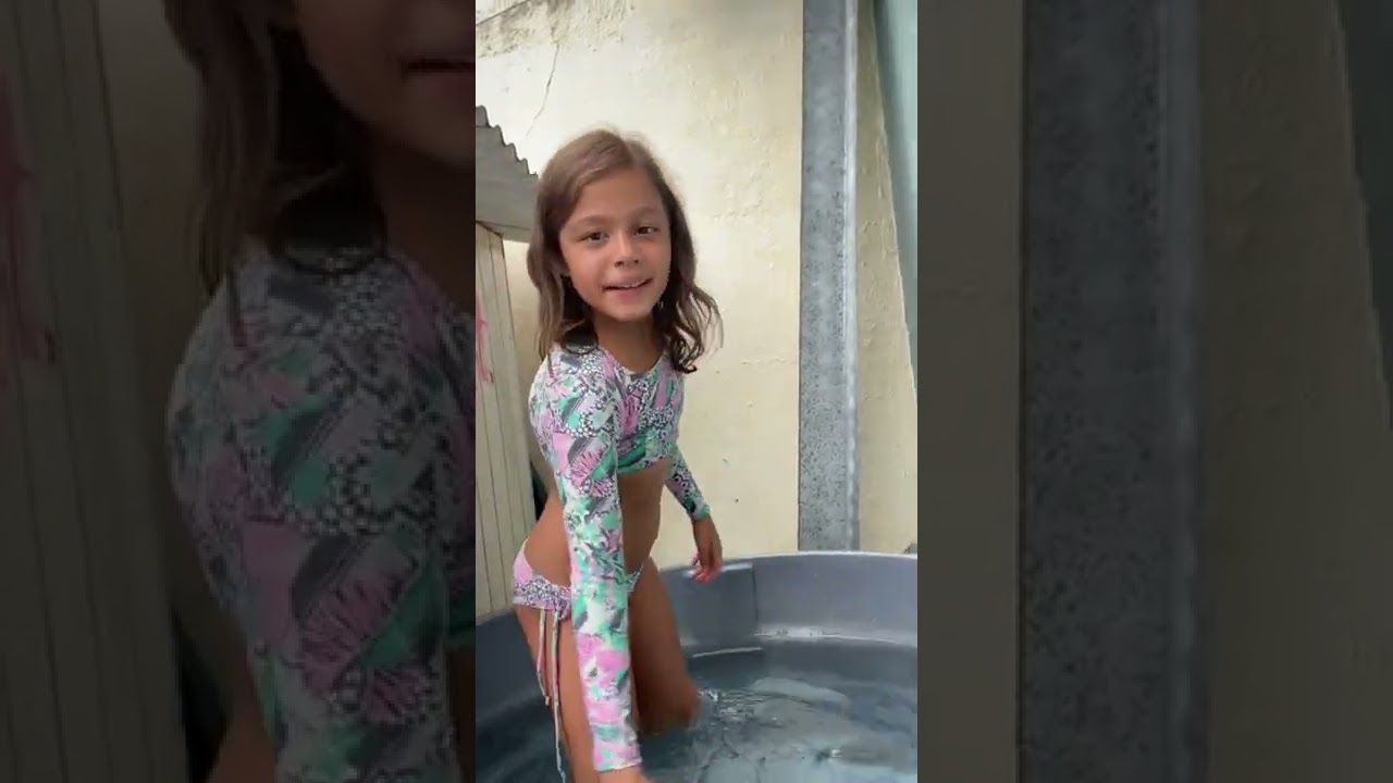 indo na piscina