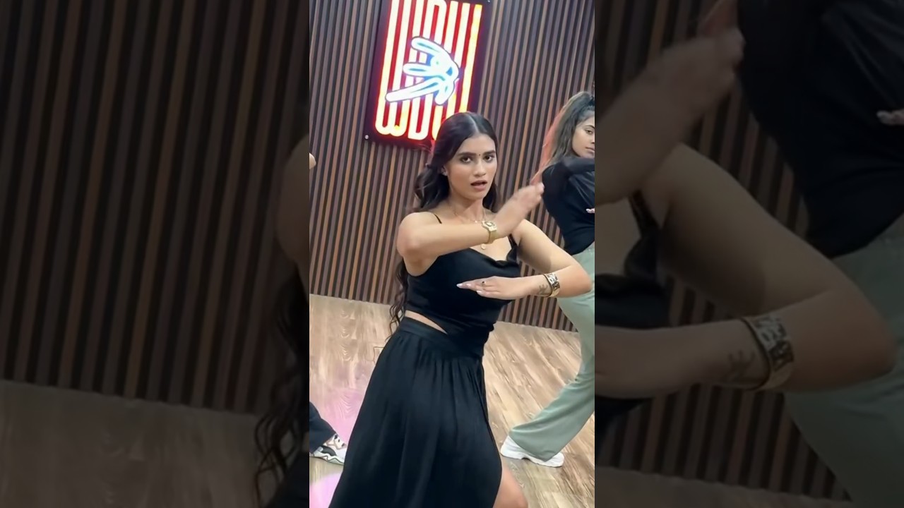 Instagram fame madhu hot dance hello chittamma song roll rida song