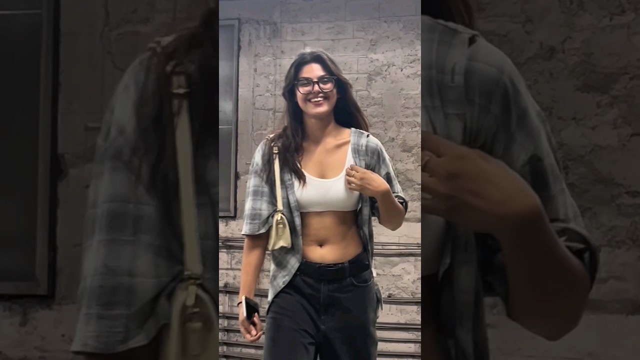 instagram girl navel shorts in metro #dance #music #navel