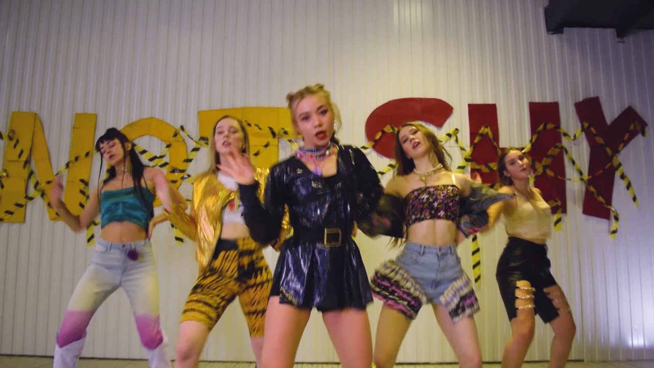 ITZY - 'NOT SHY' (cover by BLACKLIST)