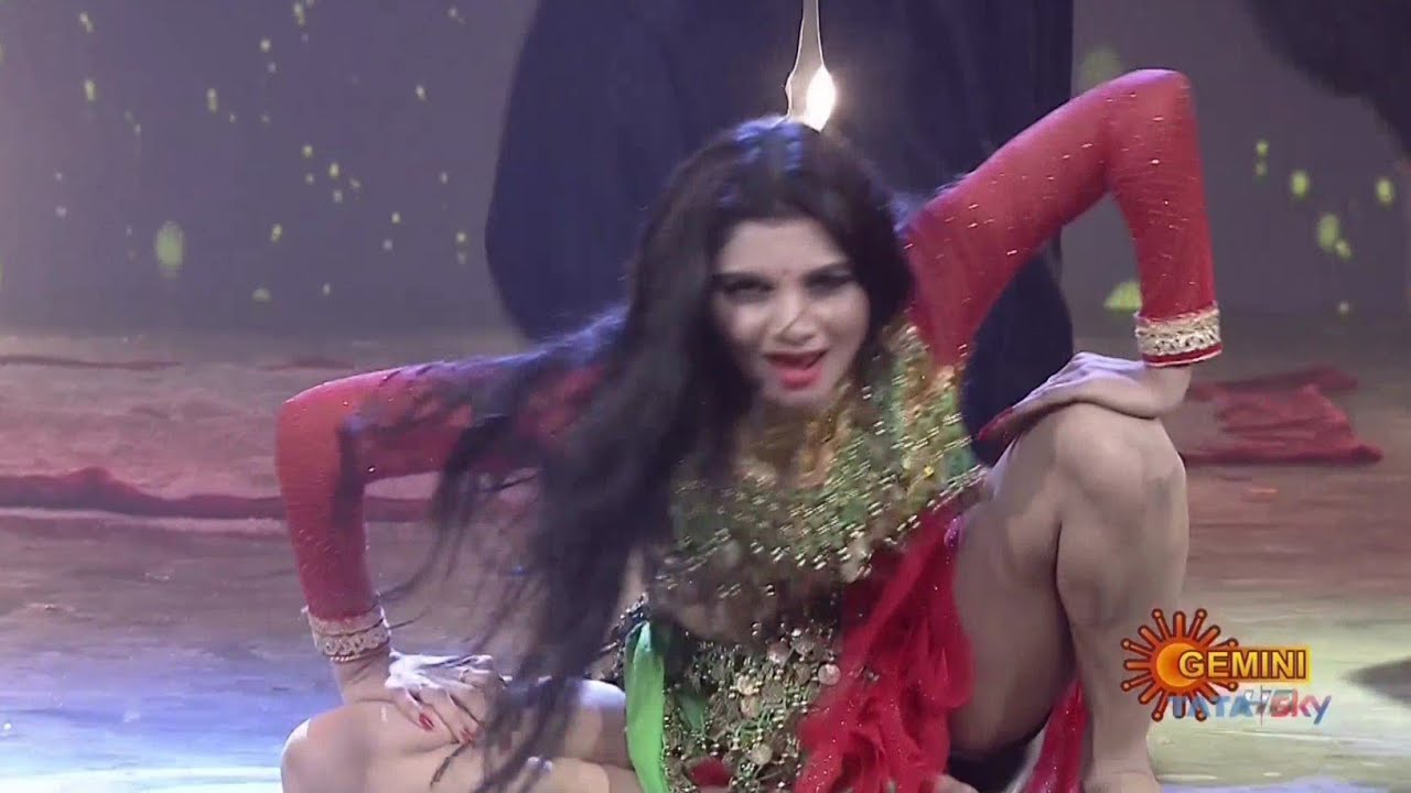 Jabardasth Fame Varsha Hot Saree And Navel Showing Dance In Rangasthalam