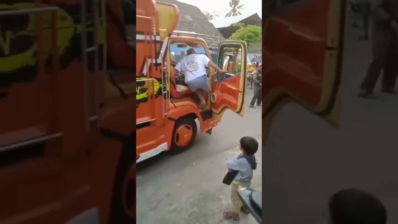 jangan ditiru !!! Aksi Sam Telo Pada Saat Karnaval - Truk HRJ jalan Sendiri