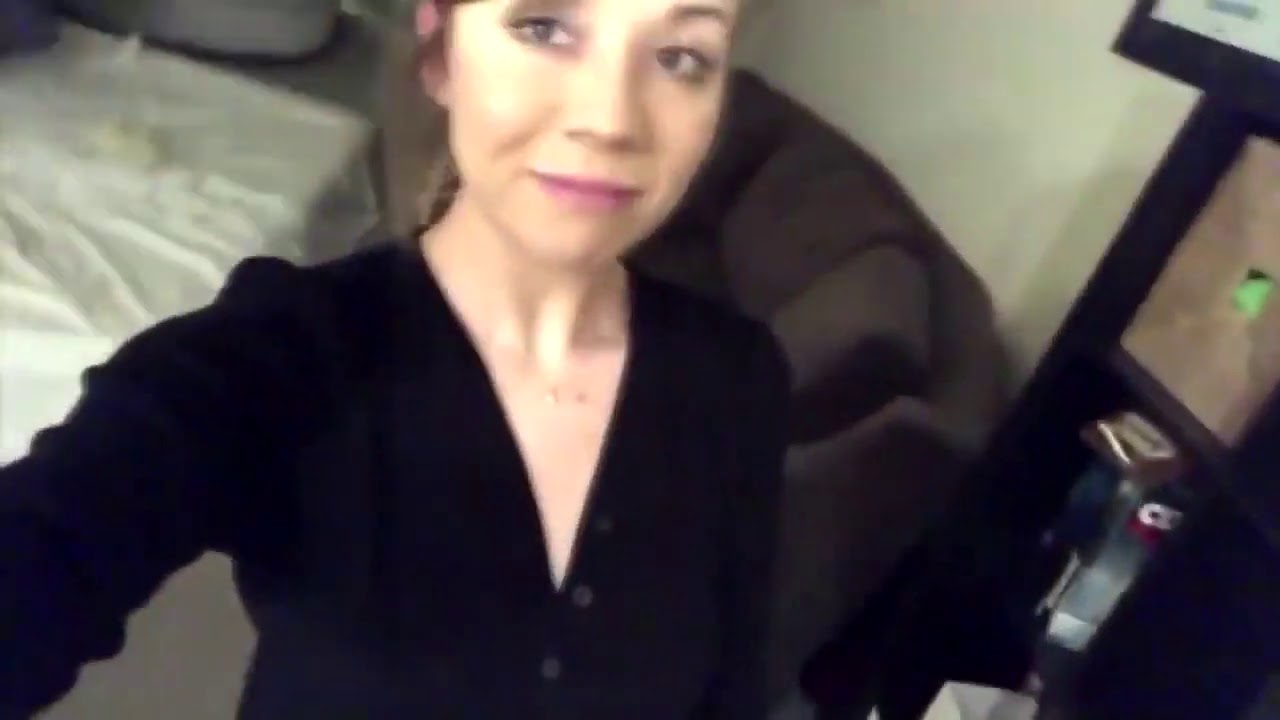 JENNETTE MCCURDY shows her ass