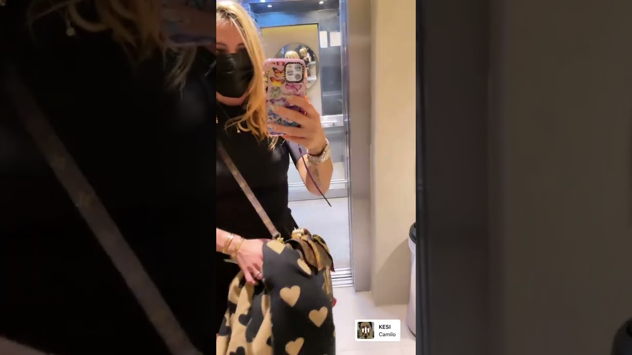 Jesica Cirio muy elegante beboteando en el espejo